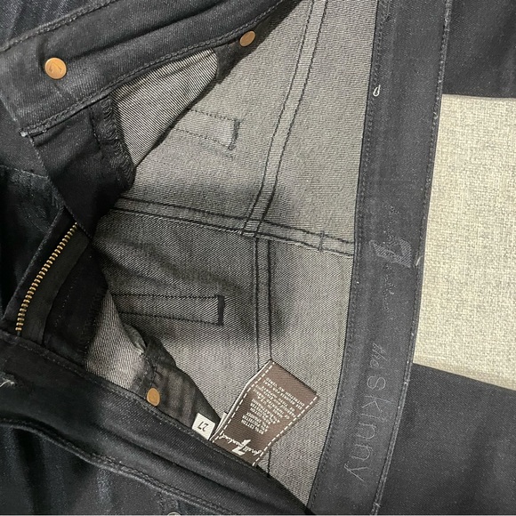 Size 27 the skinny seven jeans in dark almost black faded wash. - Picture 3 of 5